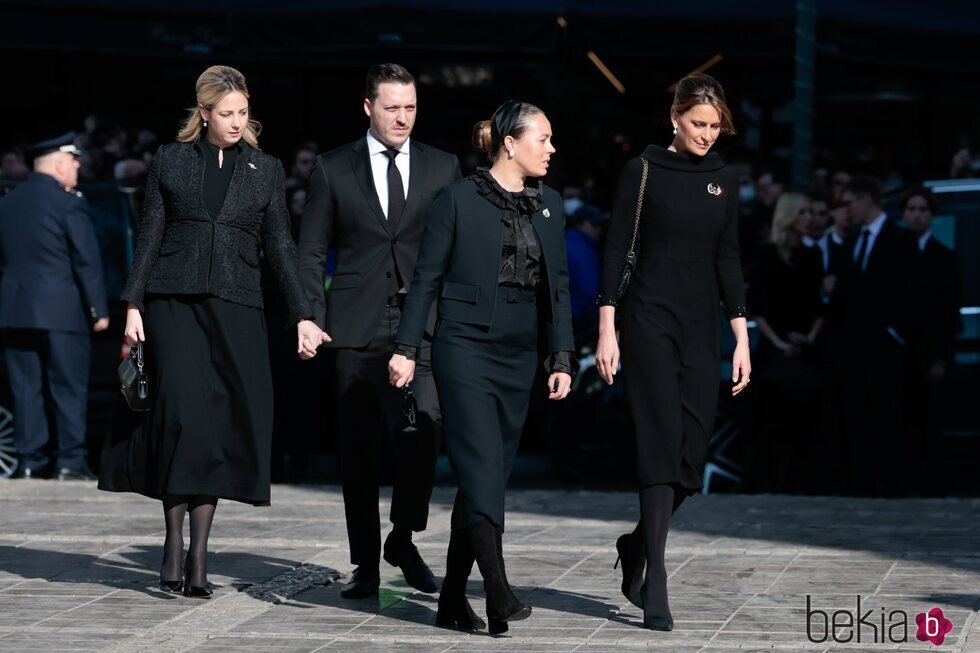 Tatiana de Grecia, Nina Flohr, Theodora de Grecia y Matthew Kumar en el funeral de Constantino de Grecia
