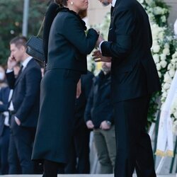 Nina Flohr saludando a Pablo de Grecia en el funeral de Constantino de Grecia