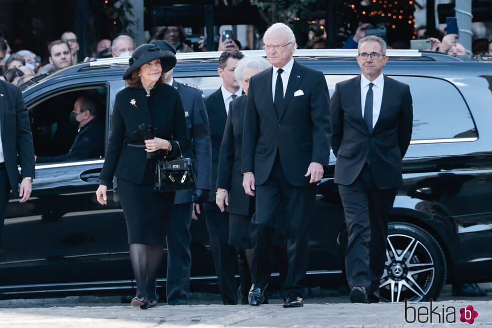 Carlos Gustavo y Silvia de Suecia en el funeral de Constantino de Grecia