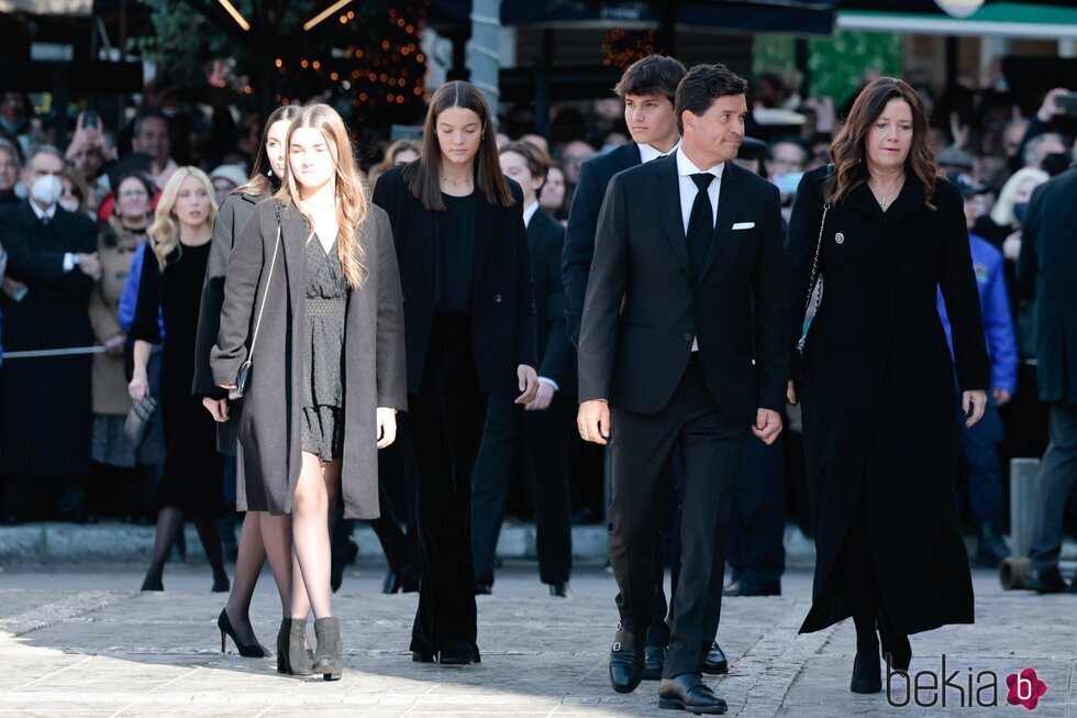 Alexia de Grecia y Carlos Morales y sus hijos en el funeral de Constantino de Grecia