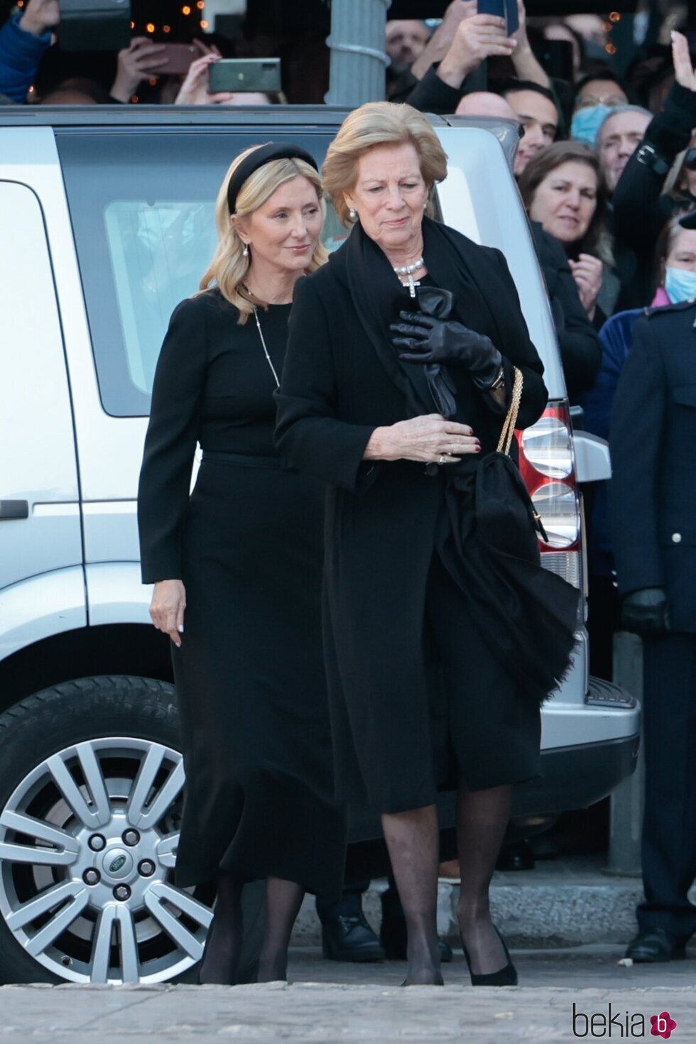 Ana María de Grecia y Marie Chantal de Grecia en el funeral de Constantino de Grecia