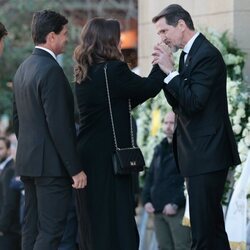 Alexia de Grecia saluda a Pablo de Grecia en presencia de Carlos Morales en el funeral de Constantino de Grecia