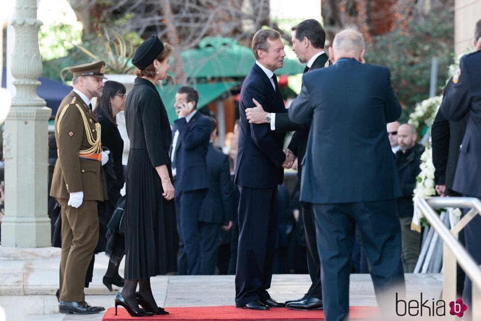 Enrique de Luxemburgo y Margarita de Liechtenstein saludan a Pablo de Grecia en el funeral de Constantino de Grecia