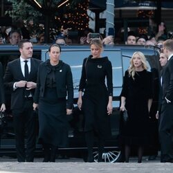 Theodora de Grecia, Matthew Kumar, Nina Flohr, Tatiana de Grecia y los hijos de Pablo de Grecia en el funeral de Constantino de Grecia