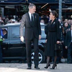 Los Reyes Felipe y Letizia, muy cómplices en el funeral de Constantino de Grecia