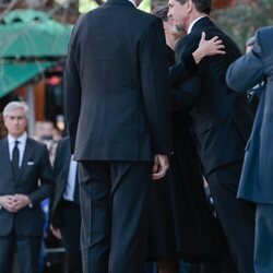 La Reina Letizia saluda a Pablo de Grecia en presencia del Rey Felipe en el funeral de Constantino de Grecia