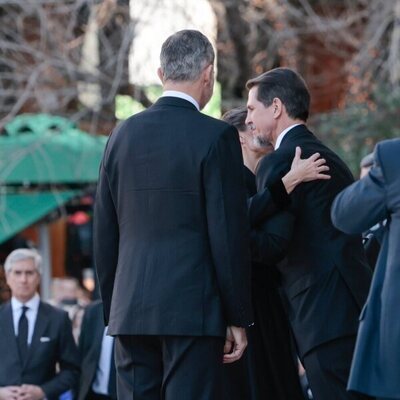 La Reina Letizia saluda a Pablo de Grecia en presencia del Rey Felipe en el funeral de Constantino de Grecia