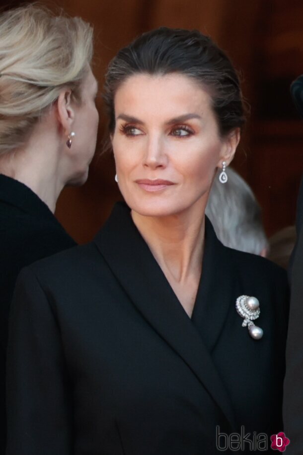 La Reina Letizia con un broche de perla de las joyas de pasar en el funeral de Constantino de Grecia