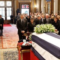 Los Reyes Felipe y Letizia presentan sus respetos ante el ataúd de Constantino de Grecia en el funeral de Constantino de Grecia