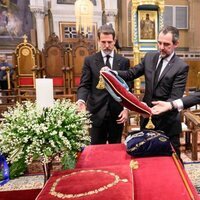 Pablo, Nicolás y Philippos de Grecia colocando las condecoraciones de Constantino de Grecia en el funeral de Constantino de Grecia