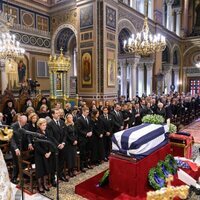 La Familia Real Griega y otros royals ante el ataúd de Constantino de Grecia en el funeral de Constantino de Grecia