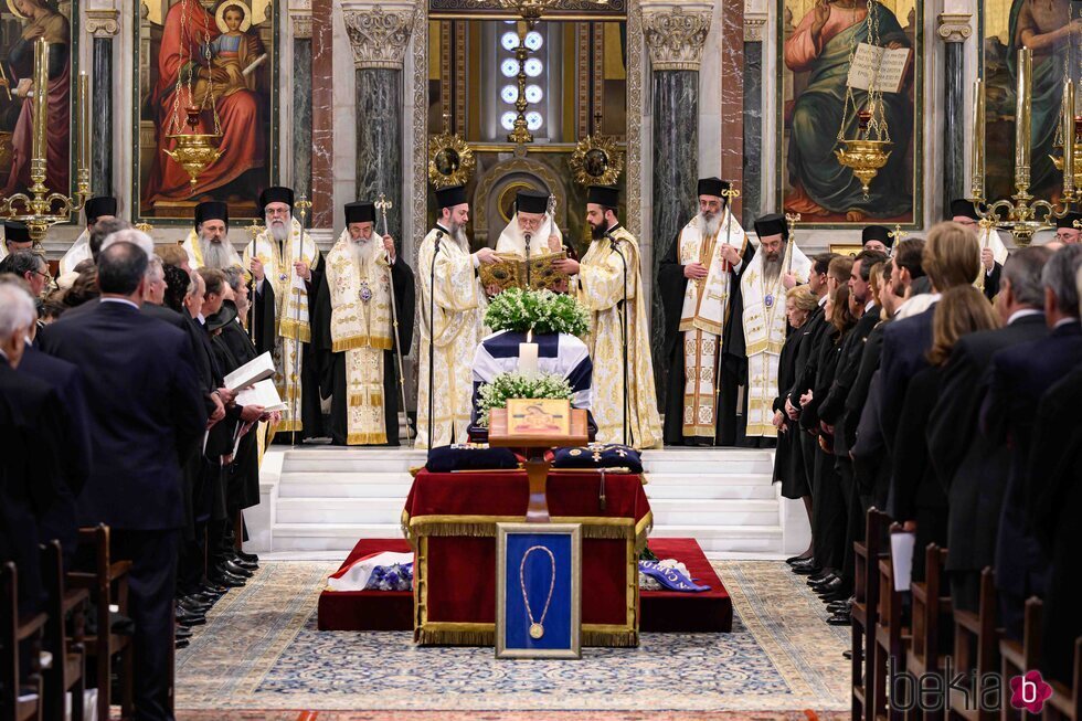 El féretro de Constantino de Grecia con flores y condecoraciones en el funeral de Constantino de Grecia