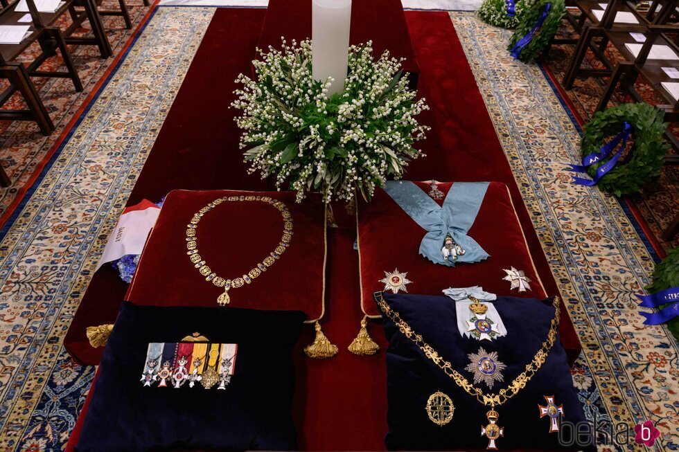 Las flores y las condecoraciones de Constantino de Grecia en el funeral de Constantino de Grecia