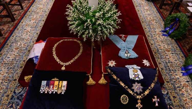 Las flores y las condecoraciones de Constantino de Grecia en el funeral de Constantino de Grecia