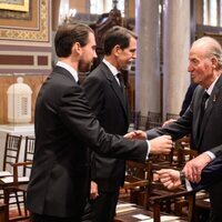 El Rey Juan Carlos saluda a Pablo de Grecia y Philippos de Grecia en el funeral de Constantino de Grecia
