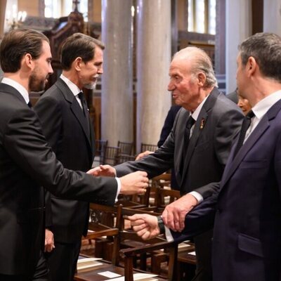 El Rey Juan Carlos saluda a Pablo de Grecia y Philippos de Grecia en el funeral de Constantino de Grecia