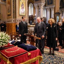 Los Reyes Juan Carlos y Sofía, Irene de Grecia, la Infanta Cristina y Victoria Federica presentan sus respetos ante el ataúd de Constantino de Grecia