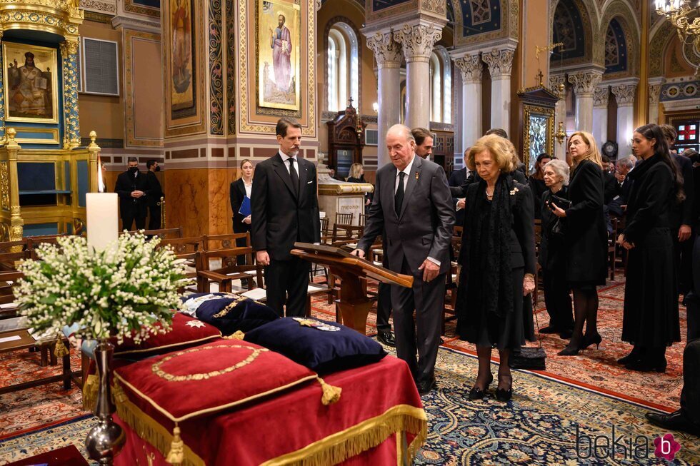 Los Reyes Juan Carlos y Sofía, Irene de Grecia, la Infanta Cristina y Victoria Federica presentan sus respetos ante el ataúd de Constantino de Grecia