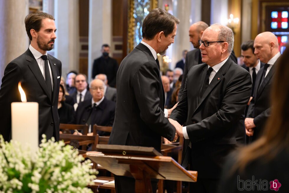 Alberto de Mónaco saluda a Pablo de Grecia y Philippos de Grecia en el funeral de Constantino de Grecia