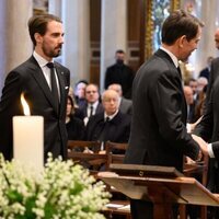 Alberto de Mónaco saluda a Pablo de Grecia y Philippos de Grecia en el funeral de Constantino de Grecia
