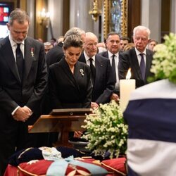 Los Reyes Felipe y Letizia ante el ataúd de Constantino de Grecia en el funeral de Constantino de Grecia