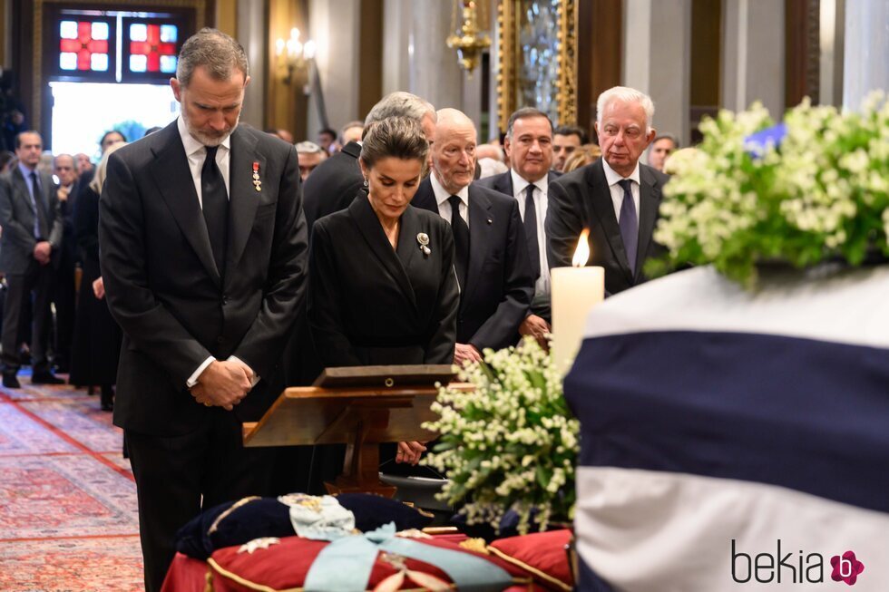 Los Reyes Felipe y Letizia ante el ataúd de Constantino de Grecia en el funeral de Constantino de Grecia