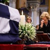 Ana María de Grecia se santigua ante el ataúd de Constantino de Grecia en su funeral
