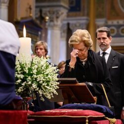 Ana María de Grecia se santigua ante el ataúd de Constantino de Grecia en su funeral