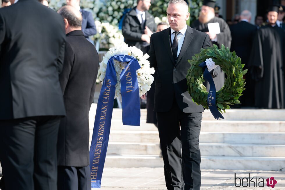 Corona de flores de los Reyes Juan Carlos y Sofía a Constantino de Grecia