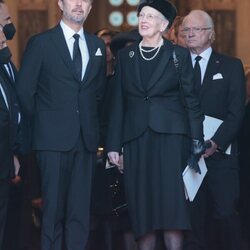 Federico de Dinamarca, Margarita de Dinamarca y Carlos Gustavo de Suecia en el funeral de Constantino de Grecia