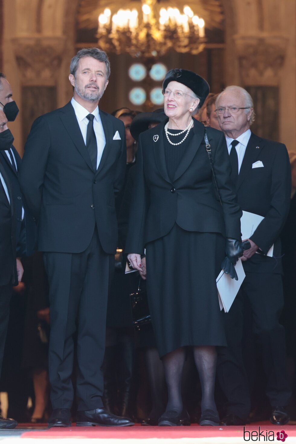 Federico de Dinamarca, Margarita de Dinamarca y Carlos Gustavo de Suecia en el funeral de Constantino de Grecia