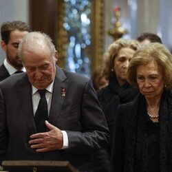 Los Reyes Juan Carlos y Sofía en el funeral de Constantino de Grecia