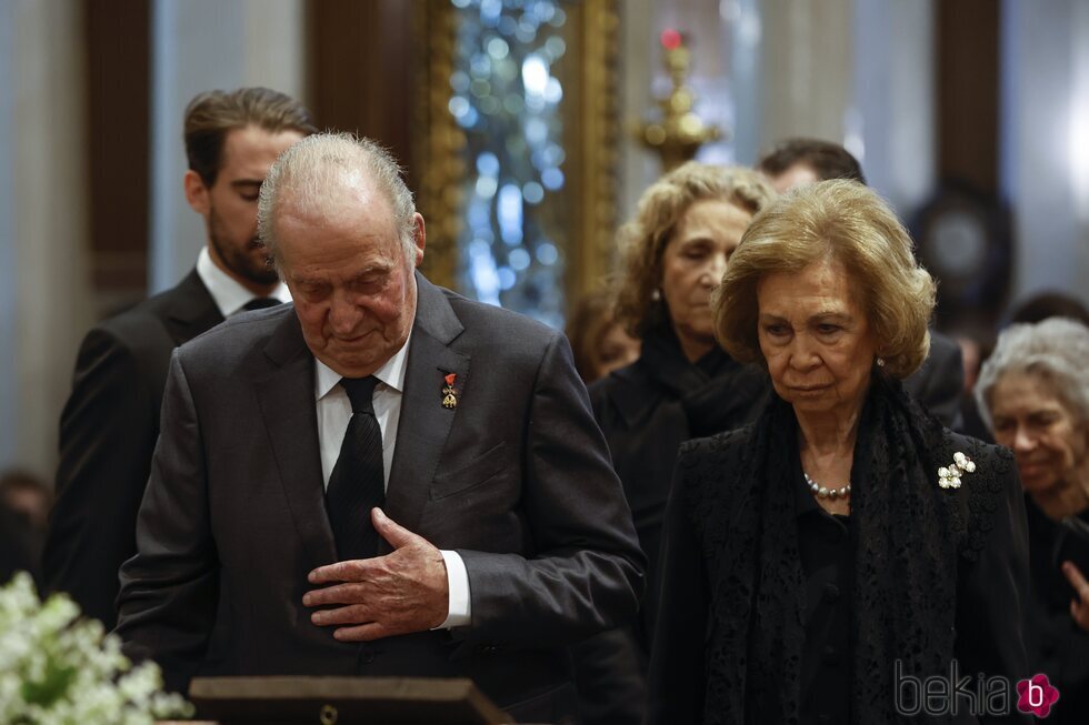 Los Reyes Juan Carlos y Sofía en el funeral de Constantino de Grecia