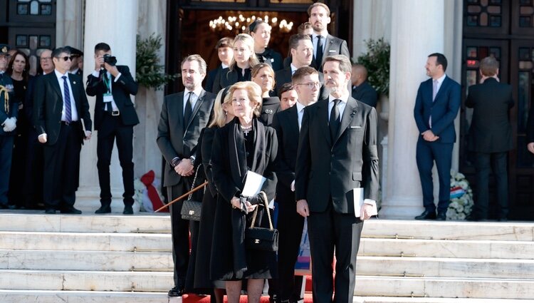 La Familia Real Griega a la salida del funeral de Constantino de Grecia