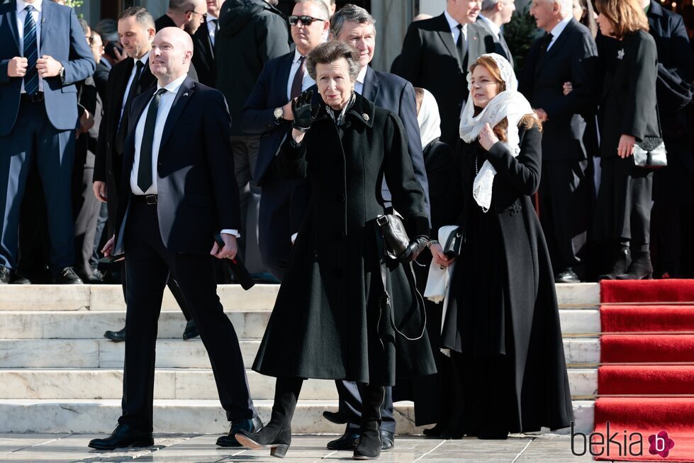 La Princesa Ana y Sir Timothy Laurence y Noor de Jordania tras el funeral de Constantino de Grecia