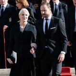 Haakon y Mette-Marit de Noruega en el funeral de Constantino de Grecia