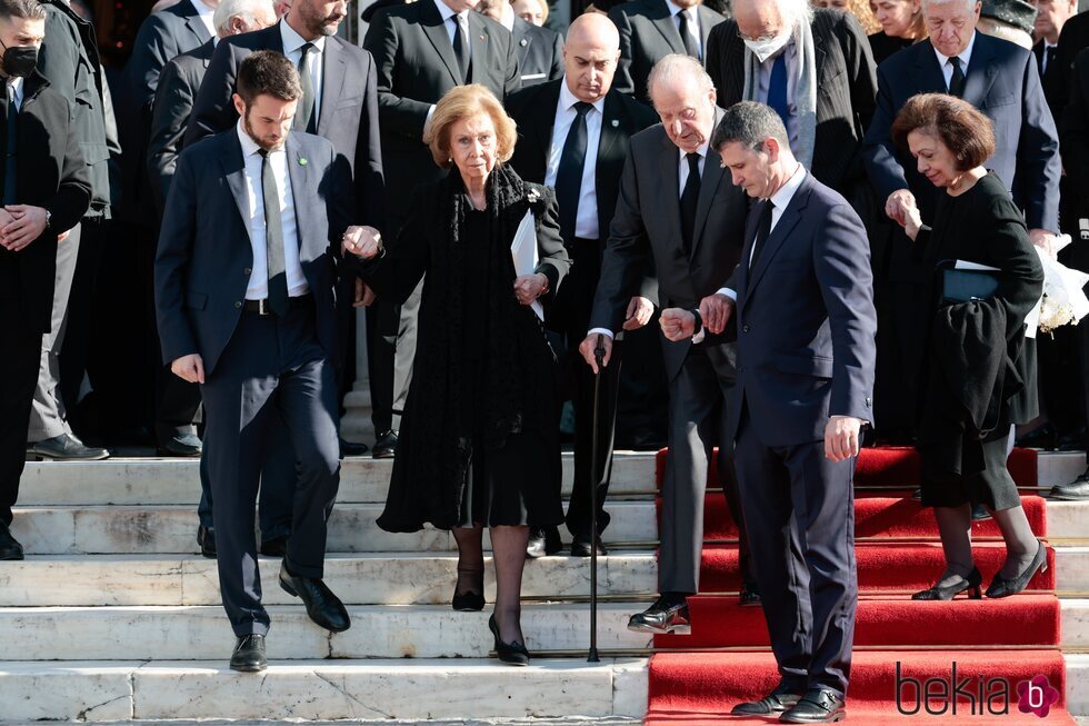 Los Reyes Juan Carlos y Sofía a la salida del funeral de Constantino de Grecia