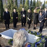 Los Reyes Felipe y Letizia y las Infantas Elena y Cristina en el entierro de Constantino de Grecia en Tatoi