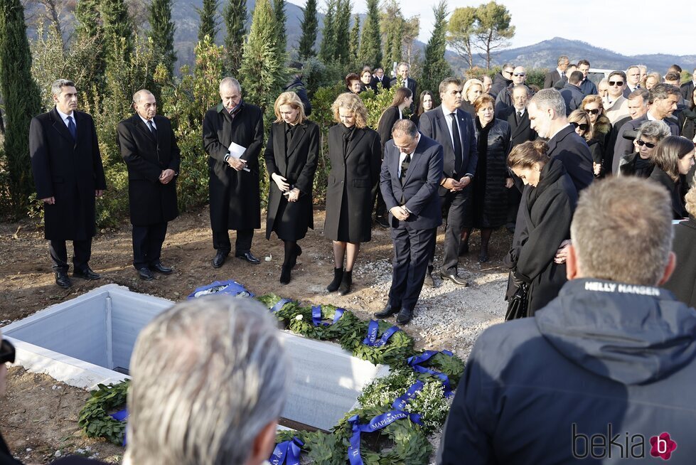 Los Reyes Felipe y Letizia y las Infantas Elena y Cristina en el entierro de Constantino de Grecia en Tatoi