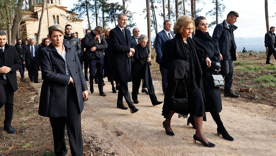 La Reina Letizia y la Reina Sofía, el Rey Felipe e Irene de Grecia y la Infanta Cristina y Miguel Urdangarin en el entierro de Constantino de Grecia