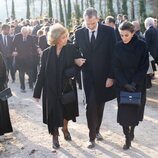 Los Reyes Felipe y Letizia y la Reina Sofía cogidos del brazo con el Rey Juan Carlos detrás en el entierro de Constantino de Grecia en Tatoi