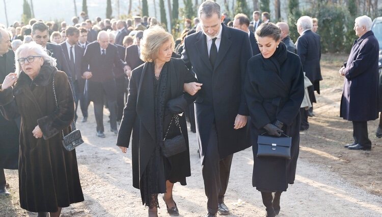 Los Reyes Felipe y Letizia y la Reina Sofía cogidos del brazo con el Rey Juan Carlos detrás en el entierro de Constantino de Grecia en Tatoi