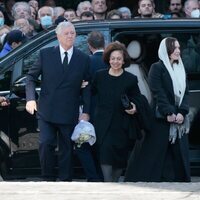 Alexander y Katherine de Serbia y Noor de Jordania y Raiyah de Jordania en el funeral de Constantino de Grecia