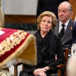 El Rey Juan Carlos y Ana María de Grecia, muy emocionada, en el funeral de Constantino de Grecia