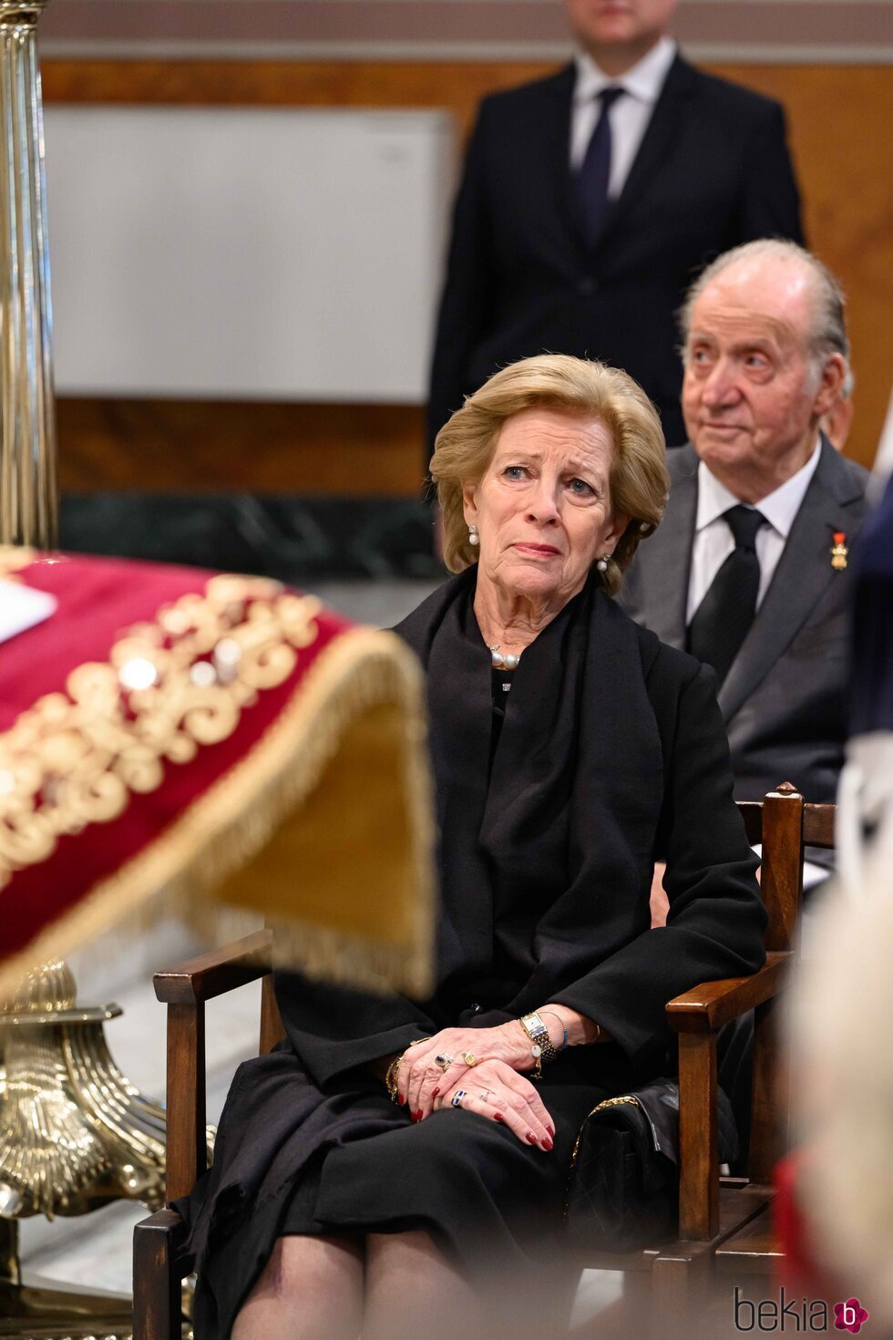El Rey Juan Carlos y Ana María de Grecia, muy emocionada, en el funeral de Constantino de Grecia