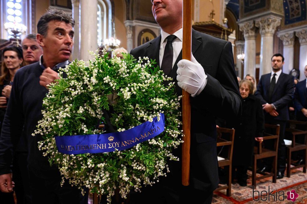 La corona de flores de Ana María de Grecia a Constantino de Grecia en su funeral