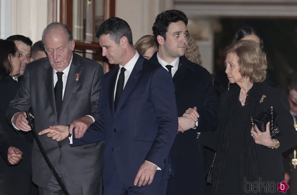 El Rey Juan Carlos y la Reina Sofía y Froilán cogidos del brazo en el almuerzo tras el funeral de Constantino de Grecia