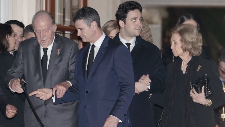 El Rey Juan Carlos y la Reina Sofía y Froilán cogidos del brazo en el almuerzo tras el funeral de Constantino de Grecia