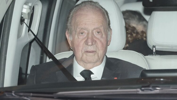 El Rey Juan Carlos se marcha de Atenas rumbo a Abu Dabi tras el funeral de Constantino de Grecia