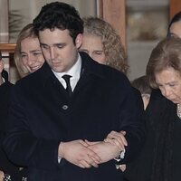 La Reina Sofía y Froilán cogidos del brazo a la salida del almuerzo tras el funeral de Constantino de Grecia